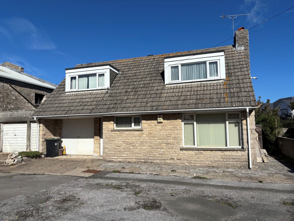 Lot: 134 - DETACHED BUNGALOW - Front view of the house